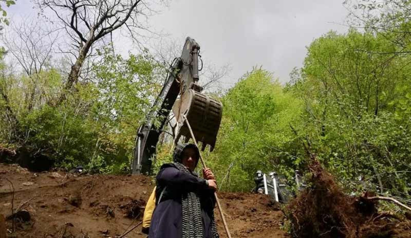 İkizdere'de iş makineleri jandarma eşliğinde çalışıyor, halk direniyor - Resim : 1