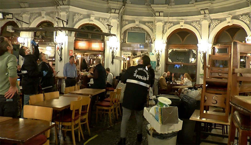 Tarihi Çiçek Pasajı'nda bir kadını rehin alan şüpheli gözaltına alındı - Resim : 2