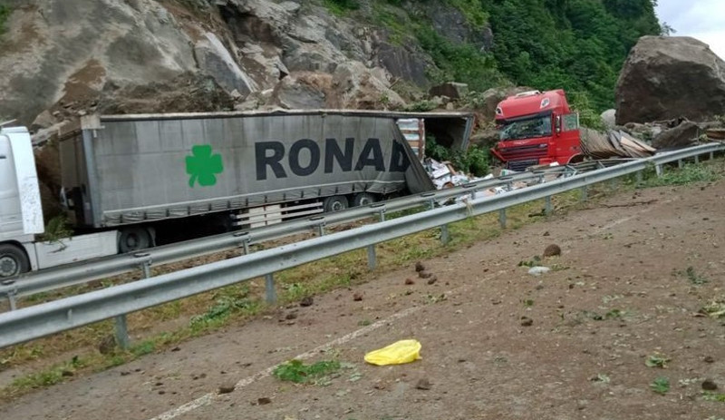 Artvin'de heyelan: 1 ölü, 2 yaralı - Resim : 5
