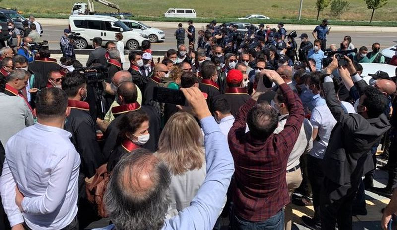 'Savunma yürüyüşü'ne polis ablukası: Valilik yürüyüşe izin vermiyor - Resim : 2