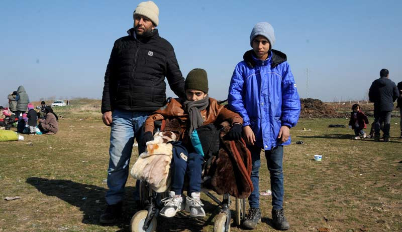 Sınırda tekerlekli sandalyede bekleyen göçmen çocuk: Almanya'da tedavi olmak istiyorum - Resim : 1