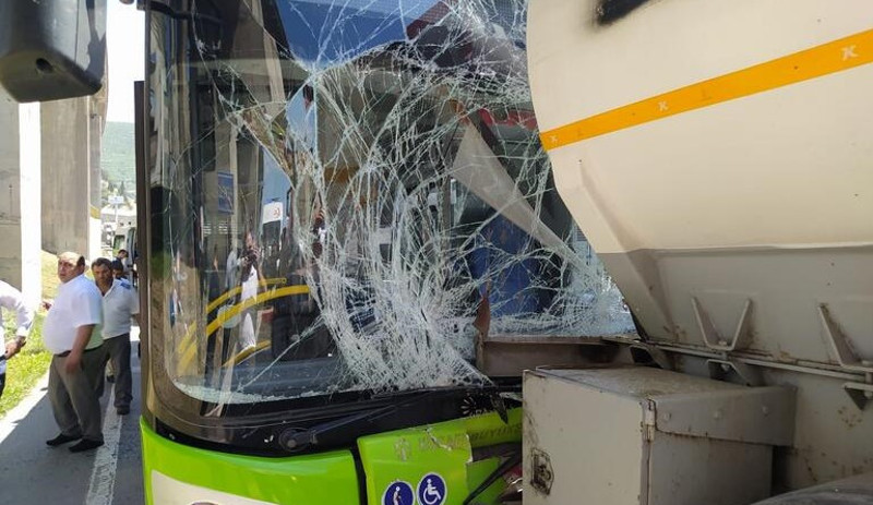 Halk otobüsü ile tanker çarpıştı: 11 yaralı - Resim : 1