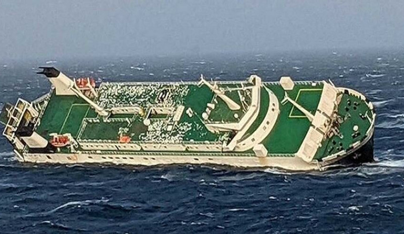 Otomobil yüklü gemi Basra Körfezi'nde battı - Resim : 1