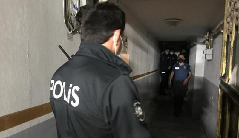 Polisi görünce kendilerini büfeye kilitlediler - Resim : 1