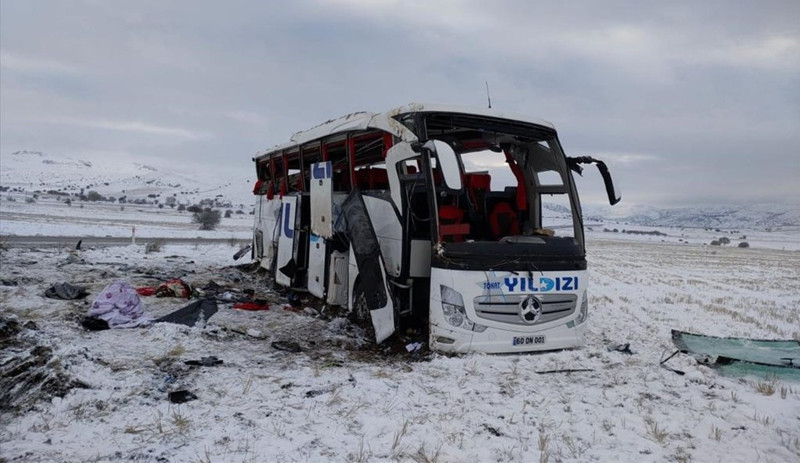 Sivas'ta yolcu otobüsü devrildi: 4'ü ağır 20 yaralı - Resim : 1