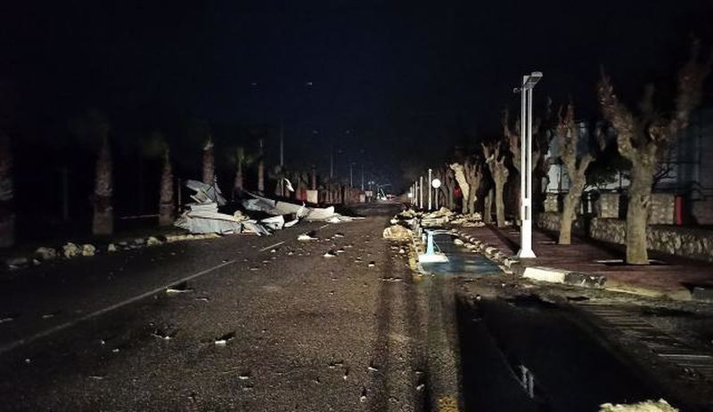 Manisa'da çatılar uçtu, ağaç ve direkler devrildi - Resim : 1