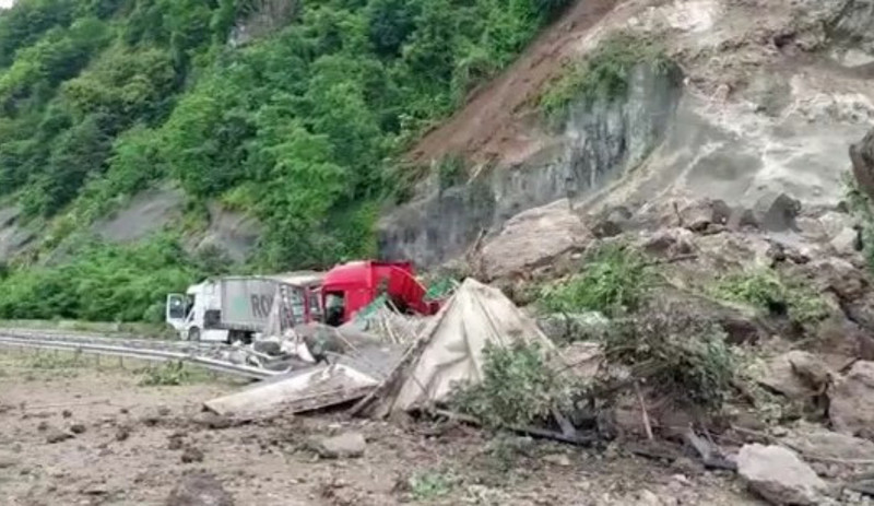 Artvin'de heyelan: 1 ölü, 2 yaralı - Resim : 3