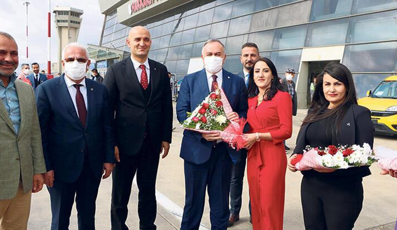 Yüksekova'da ilçe başkanlığı açılışı yapan MHP'li vekil: MHP, çayların içildiği teşkilatlardır - Resim : 1