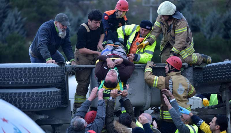İstanbul'da beton mikseri otomobilin üzerine devrildi - Resim : 1
