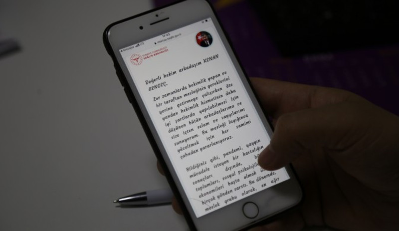 Sağlık Bakanı, KHK ile ihraç edilen doktorun Tıp Bayramını kutladı: 'Dalga geçiyorlar' - Resim : 1