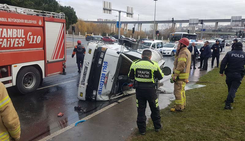 Kağıthane'de tanker devrildi: Yaralılar var - Resim : 1