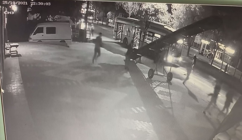 Maske takmadığı için indirildiği otobüse silahla gelip kendisine tepki gösteren yolcuyu vurdu - Resim : 2