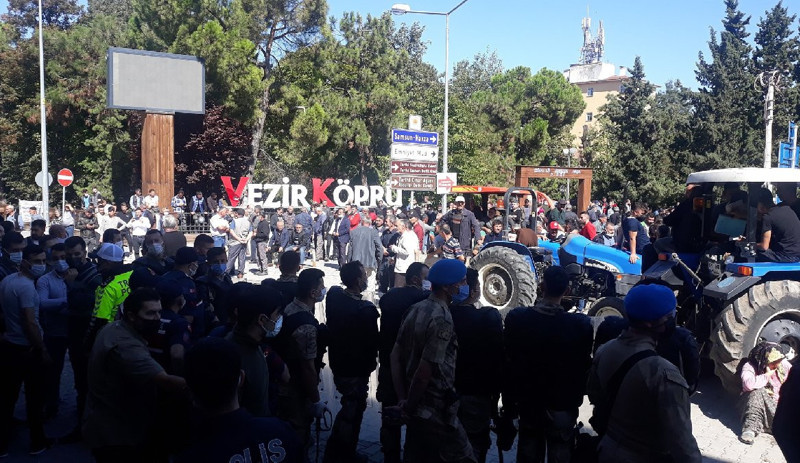 Köylüler isyan etti: AKP’li belediyeyi taşladılar, polis müdahale etti - Resim : 1