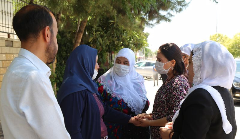 Emine Şenyaşar: Siz hiç hastanede insanların katledildiğini duydunuz mu, eşimi gözümün önünde katlettiler - Resim : 1