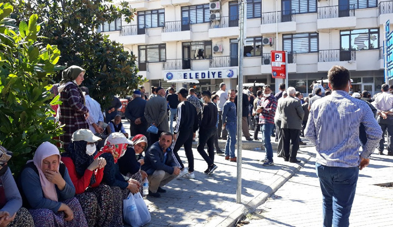Köylüler isyan etti: AKP’li belediyeyi taşladılar, polis müdahale etti - Resim : 2