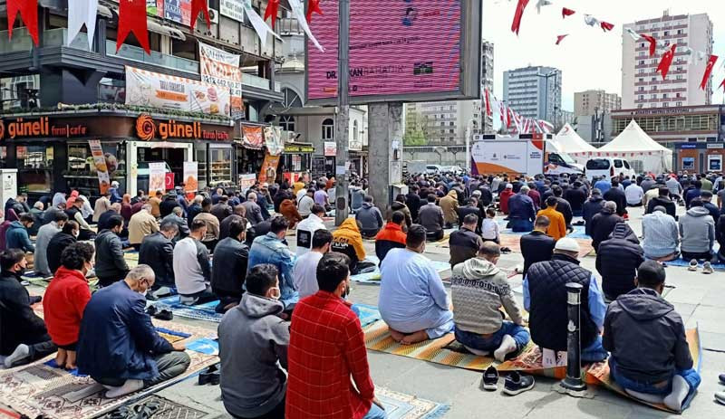 23 Nisan kısıtlamasında Cuma namazı yoğunluğu - Resim : 2