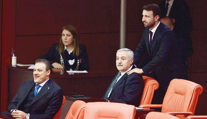 TBMM İdare Amiri, CHP'lilerle tartışan AKP'li Demirbağ'ı masajla sakinleştirmeye çalıştı - Resim : 2