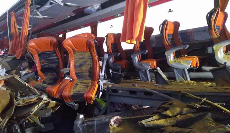 Soma'da TIR otobüse çarptı: 9 kişi hayatını kaybetti, 30 kişi yaralı - Resim : 2