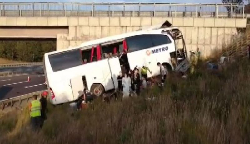 İstanbul'da yolcu otobüsü kaza yaptı: 5 ölü, 3'ü çocuk 25 yaralı - Resim : 1