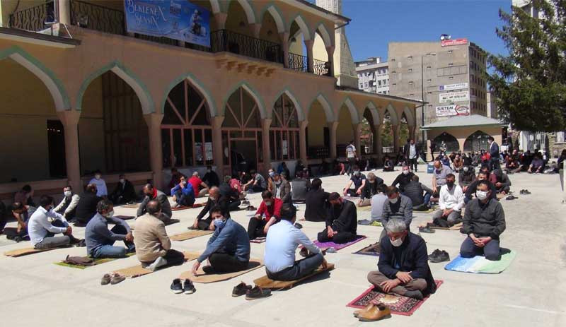 23 Nisan kısıtlamasında Cuma namazı yoğunluğu - Resim : 5