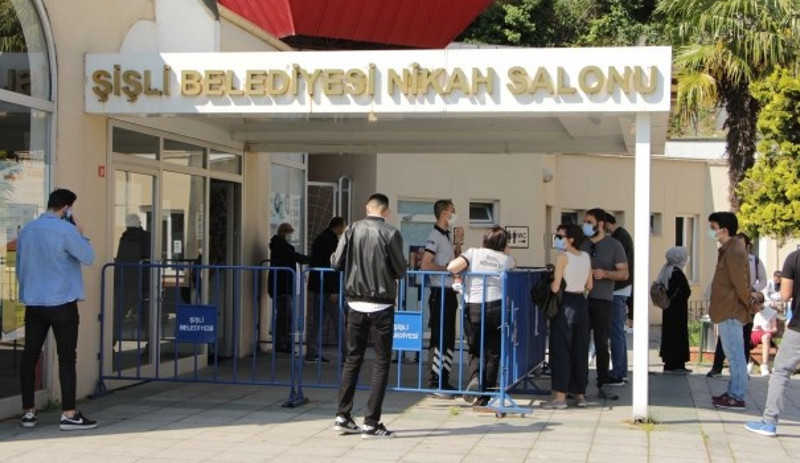Kademeli normalleşmenin ilk gününde nikah dairelerinde yoğunluk: Bu gidişe balayından sona evleneceğiz - Resim : 1