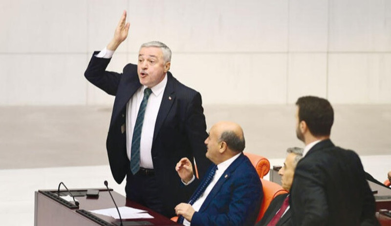 TBMM İdare Amiri, CHP'lilerle tartışan AKP'li Demirbağ'ı masajla sakinleştirmeye çalıştı - Resim : 1