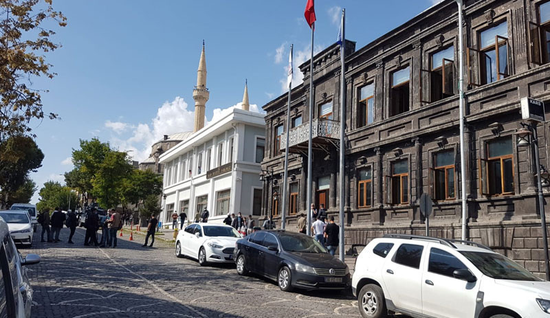 Kars Belediyesi'nde polis yığınağı, vekillere müdahale: Siz bu kente ancak kayyım olursunuz - Resim : 1