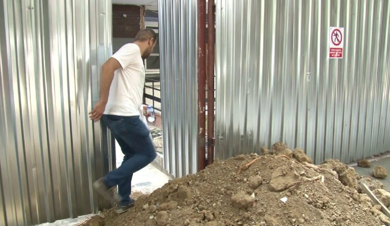 İstanbul'da evi boşaltmayan kiracıların kapısına moloz döktüler - Resim : 1