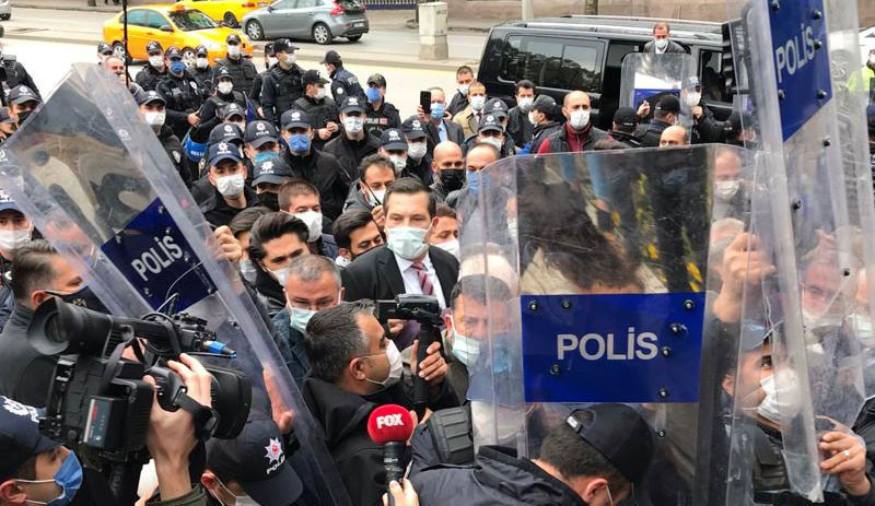 'Kıdem tazminatıma dokunma' diyen DİSK'e Meclis önünde polis engeli - Resim : 2