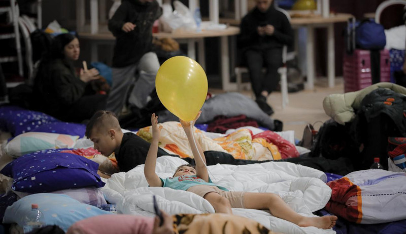 Savaş ilk onları vuruyor: Ukrayna'da çocuklar yollarda, hastanelerde yaşam mücadelesi veriyor - Resim : 13