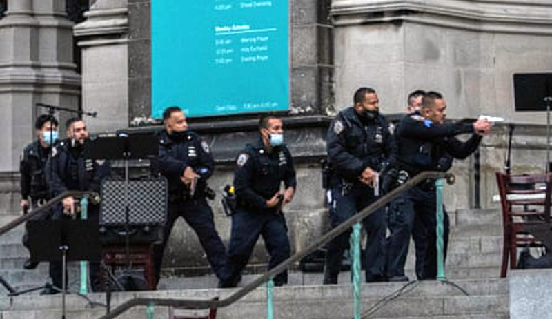 New York'ta Noel konserinde havaya ateş eden saldırgan öldürüldü - Resim : 1