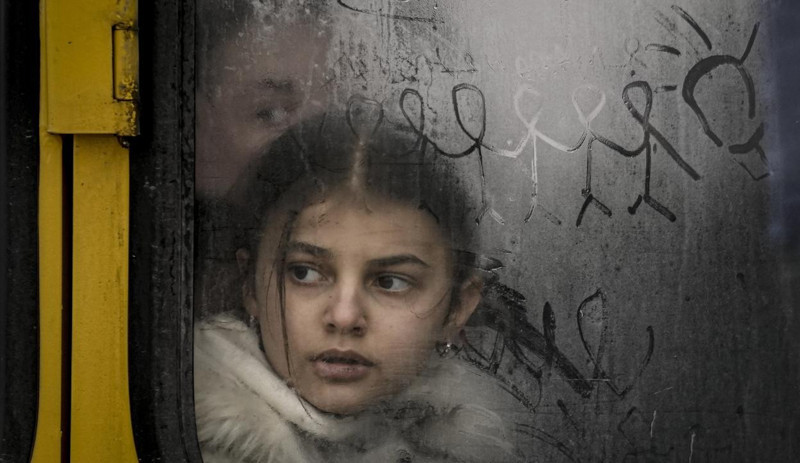 Savaş ilk onları vuruyor: Ukrayna'da çocuklar yollarda, hastanelerde yaşam mücadelesi veriyor - Resim : 9