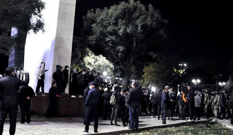Kırgızistan'da Cumhurbaşkanlığı Sarayı ve parlamento işgal edildi - Resim : 1