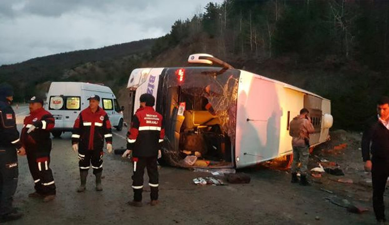 Erzincan'da yolcu otobüsü devrildi: 22 yaralı - Resim : 1