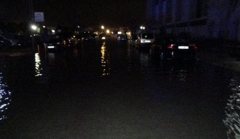 İzmir'de deniz taştı: Araçlar su altında kaldı - Resim : 1
