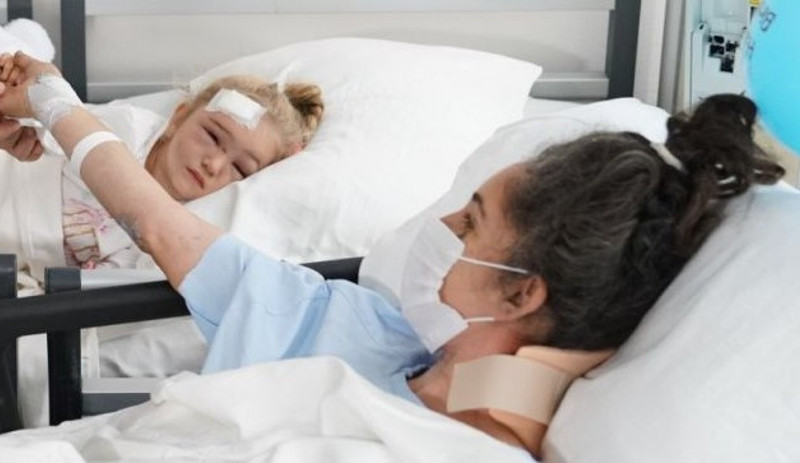 Depremden 65 saat sonra sağ çıkan minik Elif ailesiyle bir araya geldi - Resim : 1