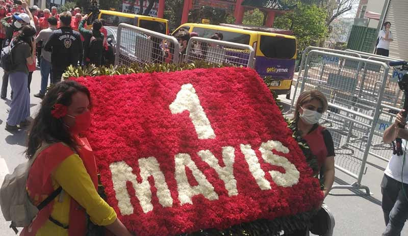 Taksim Meydanı'na çelenk bırakan meslek örgütleri: Gözaltılar derhal serbest bırakılsın - Resim : 1