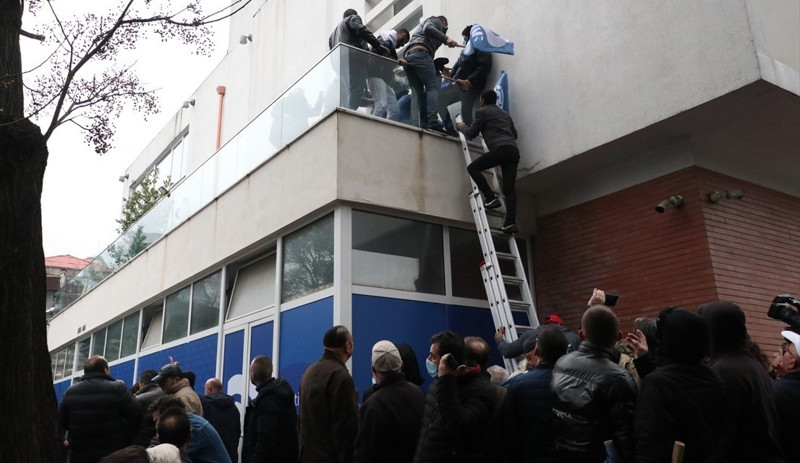 Arnavutluk'ta 'Başa' protestosu: Göstericilere gazla müdahale edildi - Resim : 1
