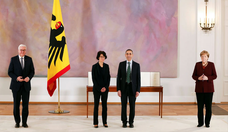 Özlem Türeci ve Uğur Şahin'e liyakat nişanı verildi - Resim : 1