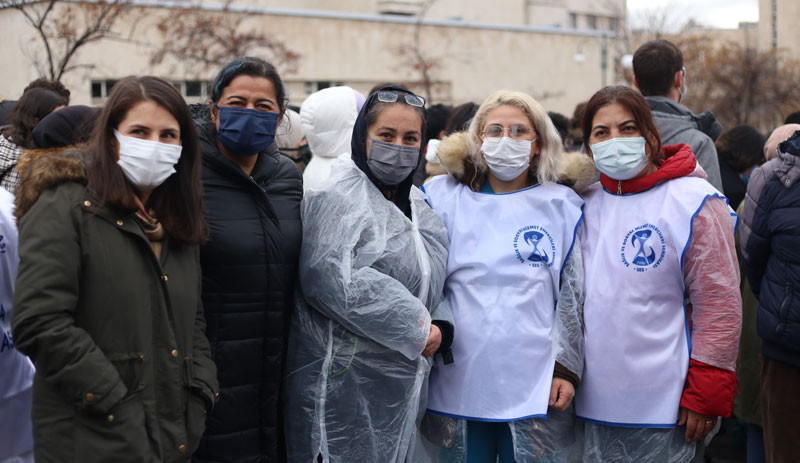 Sağlık çalışanları yağmur altında grevde: Bıçak kemikte - Resim : 1