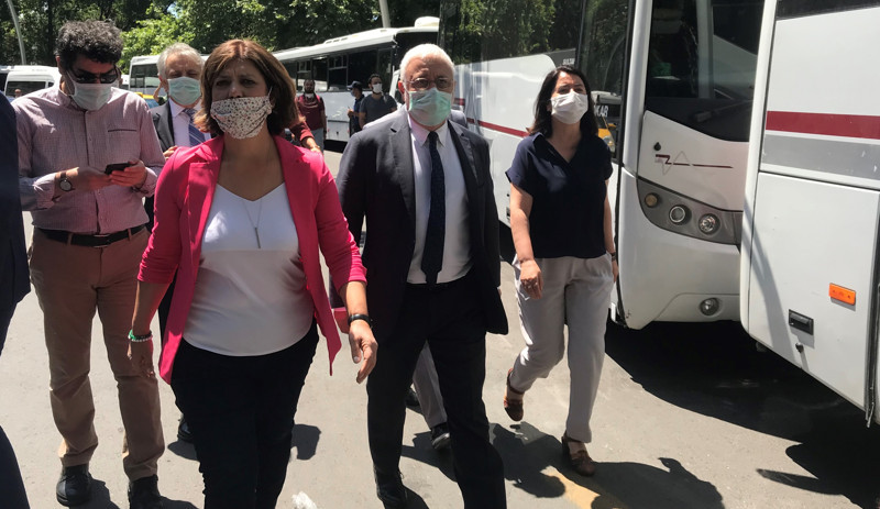 HDP Grup Başkanvekilleri ve milletvekillerinden nöbetteki baro başkanlarına dayanışma ziyareti - Resim : 1