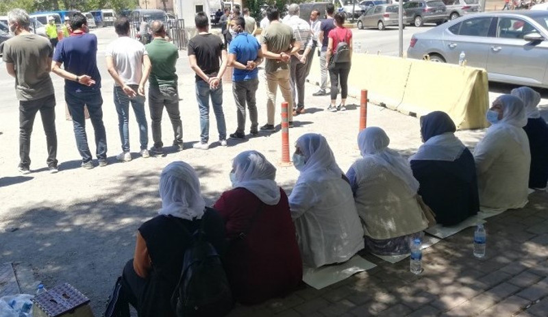Barış Anneleri Şenyaşar ailesinin nöbetine katıldı, polis ablukaya aldı: Basın özgürlüğü bir yere kadar - Resim : 1