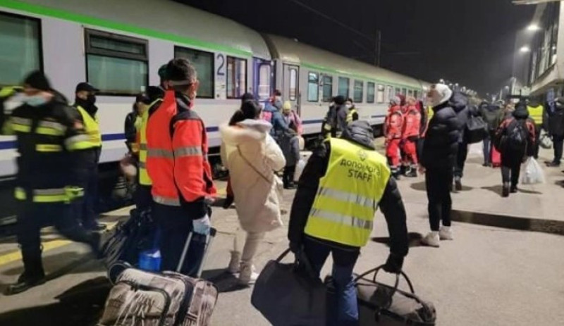 Ukrayna’daki kanser hastası çocuklar Polonya'ya götürüldü - Resim : 1