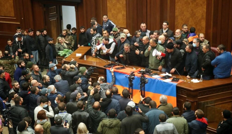 Ateşkes sonrası Ermenistan'da protestolar başladı: Parlamento binası basıldı - Resim : 1