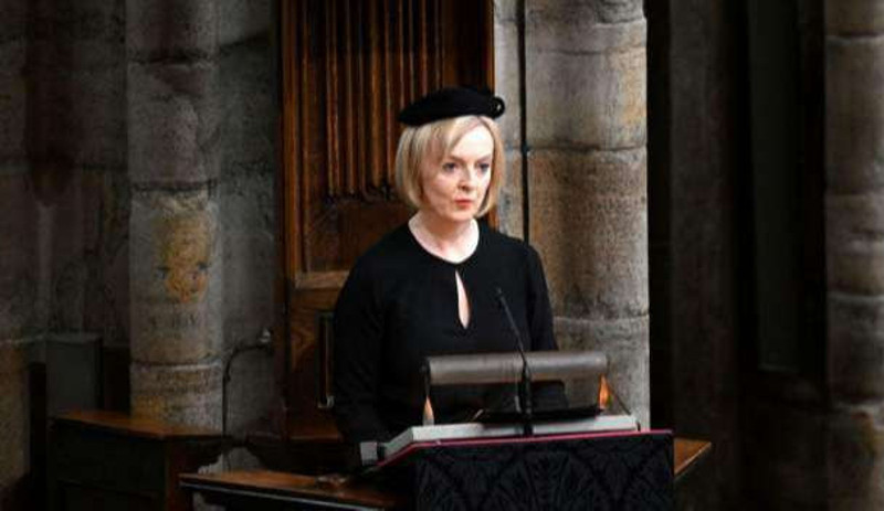 Britanya Kraliçesi II. Elizabeth'in cenazesi St. George Şapeli’nde defnedildi - Resim : 5