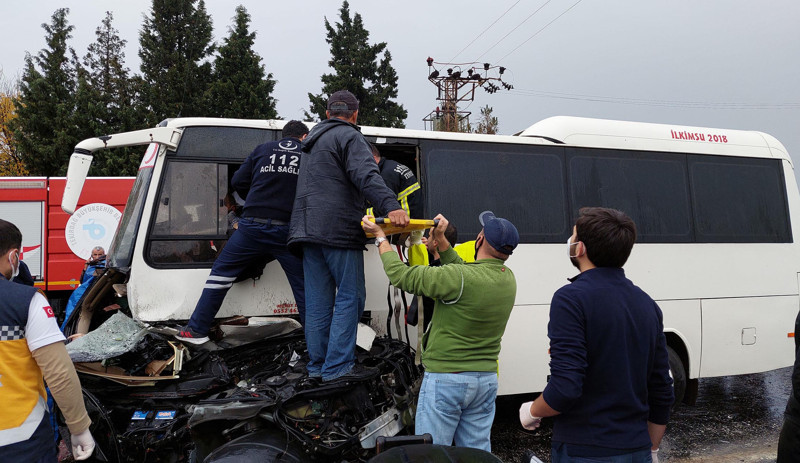Fabrika işçilerini taşıyan servis ile otomobil çarpıştı: 2 ölü, 15 yaralı - Resim : 2