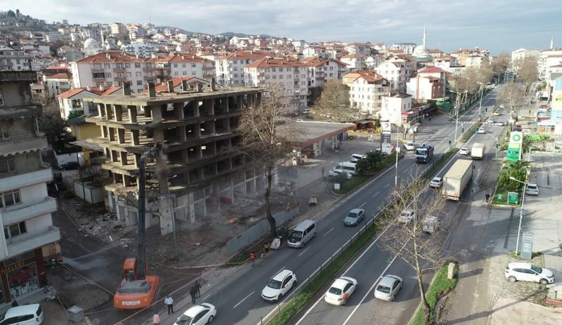 Depremde hasar gören ve tehlike saçan 6 katlı inşaat yıllar sonra yıkılıyor - Resim : 1