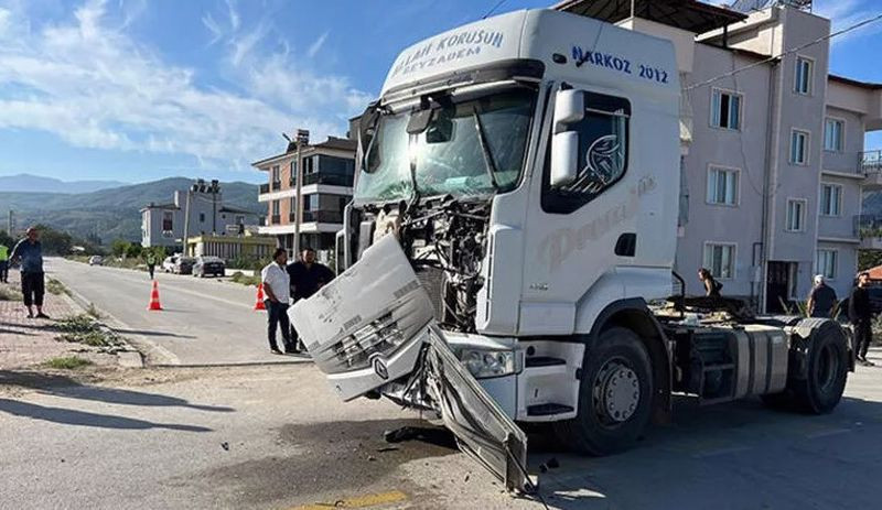 Denizli'de tır ile işçi servisi çarpıştı: 17 yaralı - Resim : 1