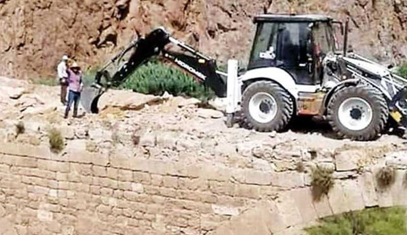800 yıllık Kız Köprüsü'ne iş makinesiyle girdiler - Resim : 1