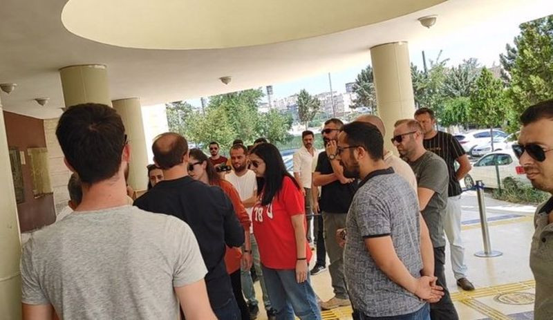 Adliye bahçesine girişleri engellenen Şenyaşar ailesine ‘iyi niyet’ten müdahale edilmemiş - Resim : 1
